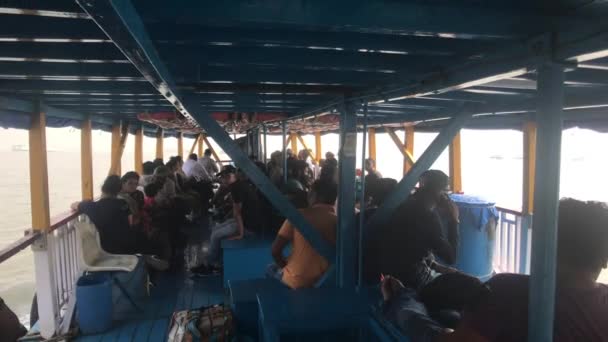 Mumbai, Indie - 10. listopadu 2019: Arabské moře turisté sedí na rekreační lodi část 2 — Stock video