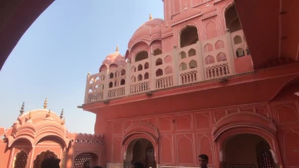 Jaipur, India - 04 november 2019: Hawa Mahal toeristen zien de bezienswaardigheden van het oude paleis deel 3 — Stockvideo