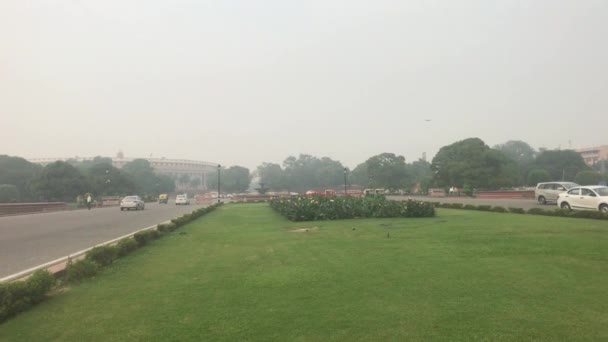 New Delhi, India, 11 novembre 2019, carreggiata e parcheggio — Video Stock