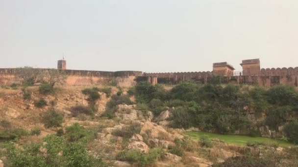 Джайпур, Индия - вид на хорошо сохранившиеся стены и здания старой крепости, часть 11 — стоковое видео