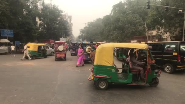 New delhi, Indien, 11. November 2019, eine lokale Straße mit Touristen und Bewohnern Teil 4 — Stockvideo