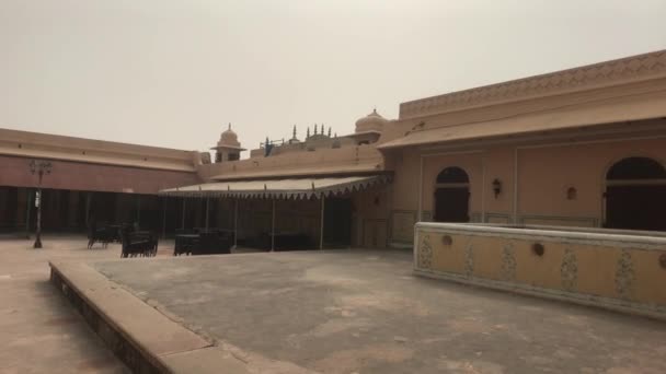 Jaipur, Índia - pátio da velha fortaleza de tijolo amarelo parte 2 — Vídeo de Stock