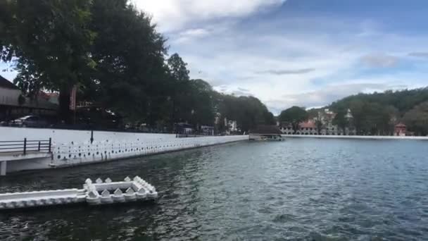 Kandy, Sri Lanka, vistas al lago desde la calle — Vídeo de stock
