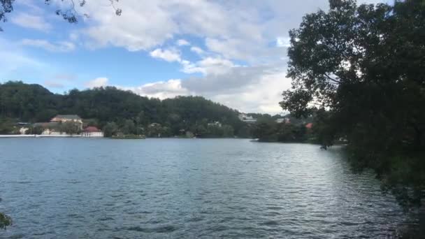 Kandy, Sri Lanka, vistas al lago desde la calle principal — Vídeos de Stock