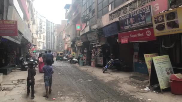 Нью-Дели, Индия, 11 ноября 2019 года, туристы идут по старой индийской улице — стоковое видео