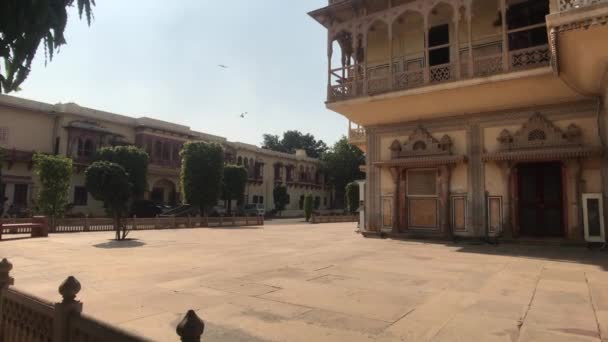 Jaipur, Indien - City Palace tomt torg väntar på turister — Stockvideo