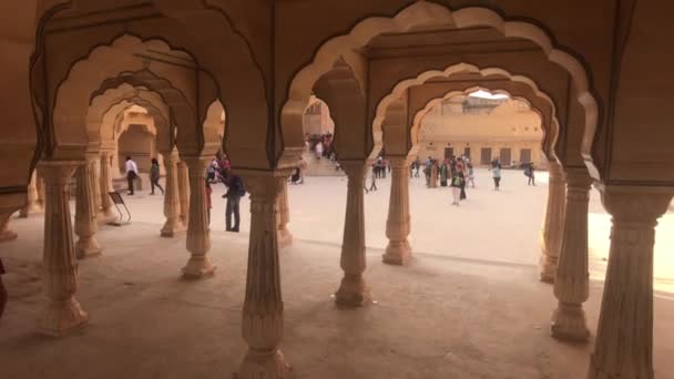 Jaipur, Inde, 05 novembre 2019, Amer Fort vue à travers des arches sculptées sur les touristes marcheurs — Video