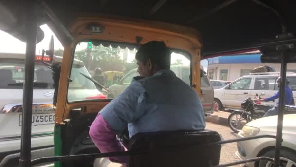 Jaipur, India - November 03, 2019: A moto rickshaw driver stands in traffic — 图库视频影像