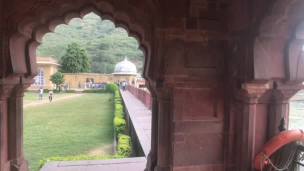 Jaipur, Inde, 05 novembre 2019, Fort Amer, vue depuis une fenêtre s'ouvrant sur les touristes marchant à proximité — Video