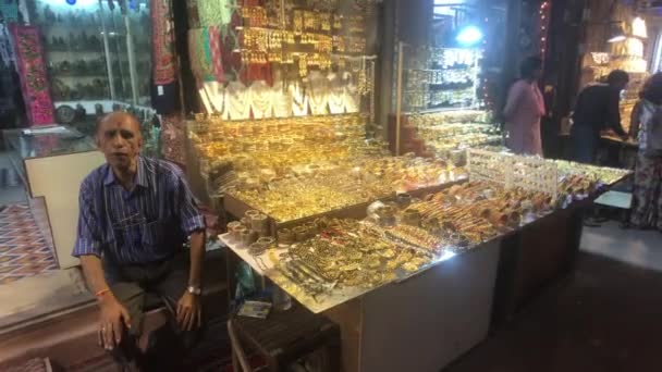 New Delhi, Indie, 11. listopadu 2019, turista sedí za pultem obchodníků se zlatem — Stock video