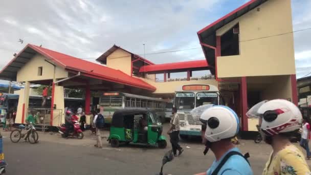 Weligama, Sri Lanka, estación de autobuses — Vídeo de stock