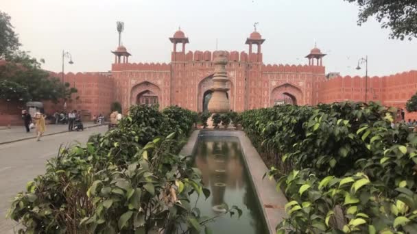 Jaipur, India - 03 novembre 2019: I turisti camminano lungo la strada verso la porta della città — Video Stock