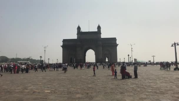 Mumbai, India - November 10, 2019: tourists walk in front of the building part 5 — ストック動画