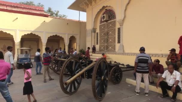 Jaipur, Hindistan - Kasım 04, 2019: Şehir Sarayı turistleri eski bir silahı — Stok video