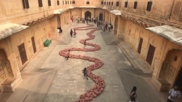 Jaipur, India - 05 november 2019: Nahargarh Fort toeristen groep lopen door de binnenplaats deel 2 — Stockvideo