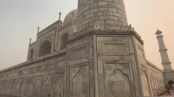 Agra, Indien, 10 november 2019, En stor vit byggnad — Stockvideo