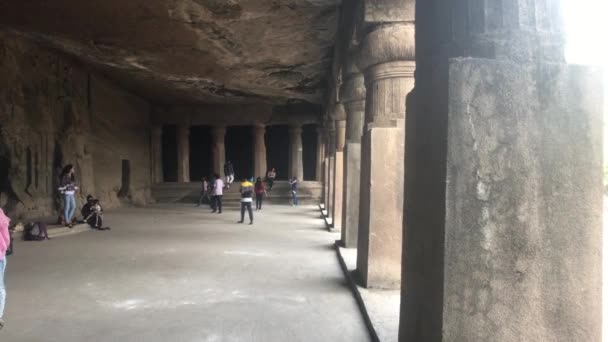 Mumbai, India - 10 november 2019: Grotten van Elephanta toeristen in de grot deel 2 — Stockvideo