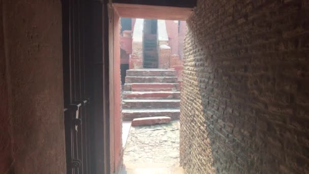 Agra, India - Agra Fort, gang in een kerker met trap — Stockvideo