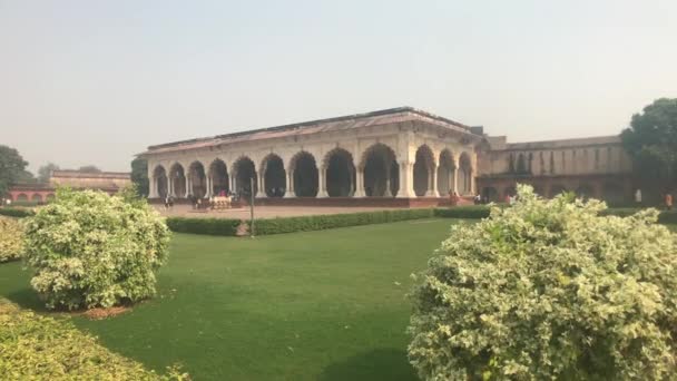 Agra, India, November 10, 2019, Agra Fort, gyönyörű bokrok hátterében egy szerkezet fehér kő — Stock videók
