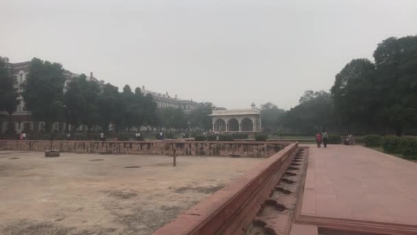 Yeni Delhi, Hindistan, 11 Kasım 2019, turistler eski bir çeşmenin kalıntılarında yürüyorlar. — Stok video