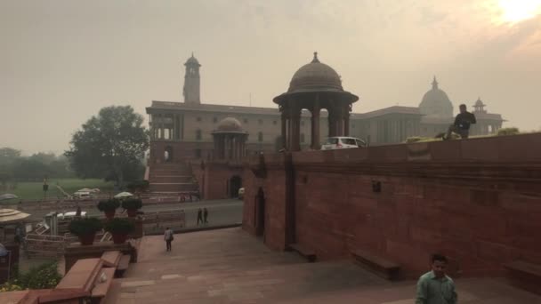 New Delhi, Indie, 11. listopadu 2019, turista kráčí po schodech na pozadí staré architektury — Stock video