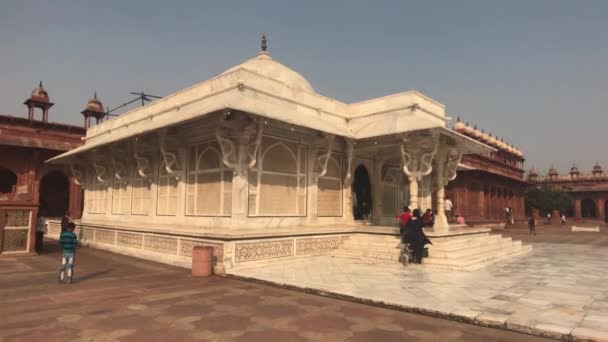 Fatehpur Sikri, Indie - 15 listopada 2019: Opuszczeni turyści zwiedzają pozostałości starożytnej części 8 — Wideo stockowe