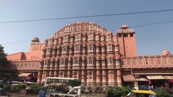 Jaipur, India - Kilátás egy gyönyörű épületre az utca túloldalán — Stock videók