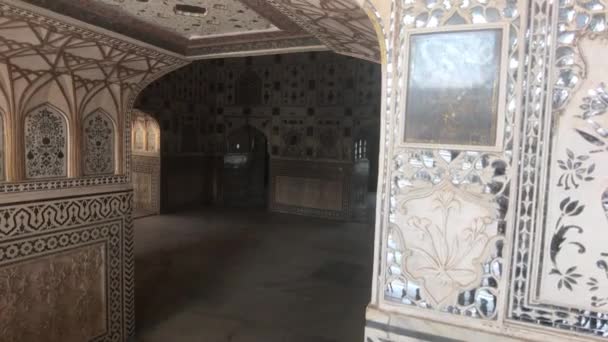 Jaipur, India, 05 de noviembre de 2019, Amer Fort fragmentos de paredes y techo de piedra blanca — Vídeos de Stock
