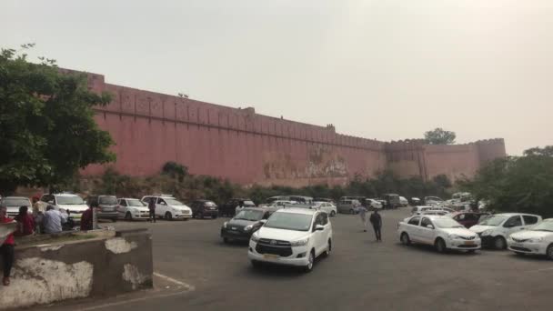 Jaipur, India - 03 november 2019: Jaigarh Fort toeristen gaan in de verte tegen de achtergrond van fort gebouwen deel 2 — Stockvideo