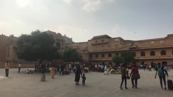 Jaipur, India, 2019. november 05., Amer erőd, turisták ellenőrzik a régi épületeket körülöttük — Stock videók