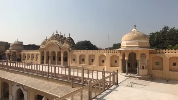 Jaipur, Indie - vnitřní balkony a pokoje ve starém paláci — Stock video