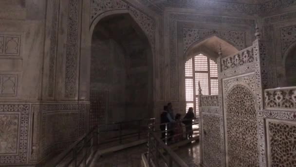 Agra, Indie, 10. listopadu 2019, Taj Mahal, vnitřní přepážka v chrámu část 2 — Stock video