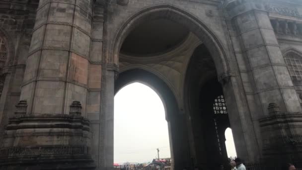 Mumbai, Hindistan - 10 Kasım 2019: Turistler kemerin önündeki alanda — Stok video