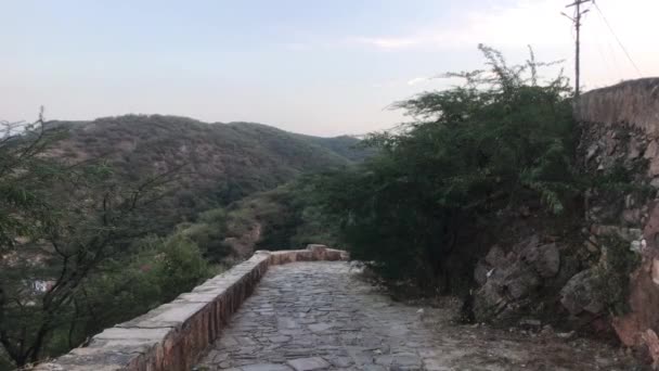 Jaipur, India - Galta Ji, jalan batu menuju pegunungan — Stok Video