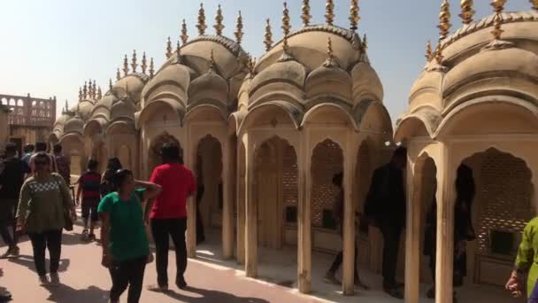 Jaipur, Indie - 4. listopadu 2019: Turisté Hawa Mahal procházejí chodbami budovy část 10 — Stock video