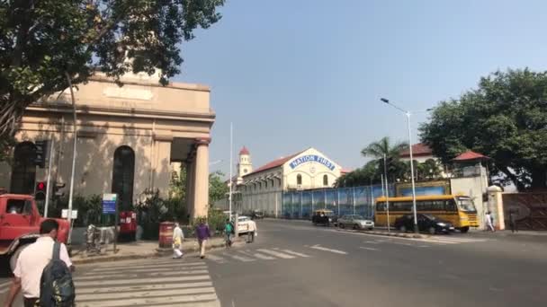 Mumbai, India - 10 de noviembre de 2019: los turistas pasan por la intersección — Vídeo de stock