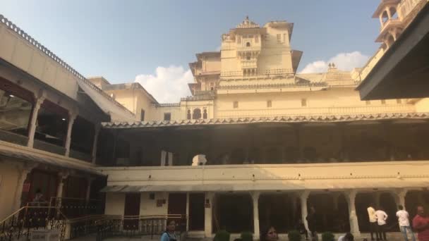 Udaipur, India - 13 de noviembre de 2019: Los turistas del Palacio de la Ciudad exploran los lugares de interés parte 13 — Vídeo de stock