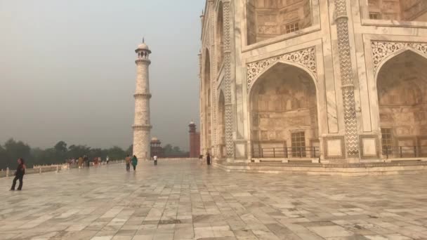 Agra, Ινδία, 10 Νοεμβρίου 2019, Taj Mahal, οι τουρίστες βλέπουν την ομορφιά του τζαμιού — Αρχείο Βίντεο