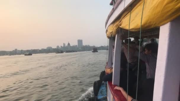 Βομβάη, Ινδία - 10 Νοεμβρίου 2019: Οι τουρίστες της Αραβικής Θάλασσας κάθονται σε ένα σκάφος αναψυχής μέρος 12 — Αρχείο Βίντεο