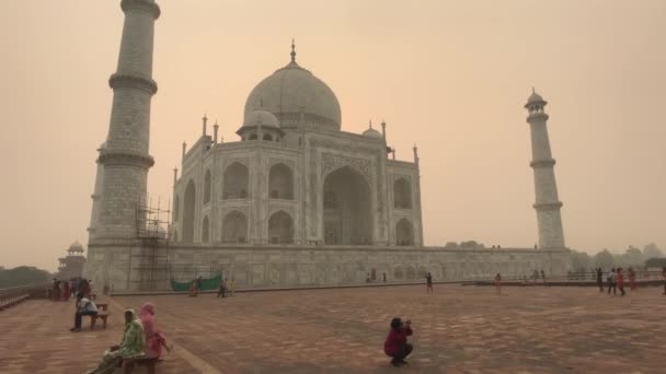 Agra, Indie, 10. listopadu 2019, Taj Mahal, turisté fotit památky — Stock video