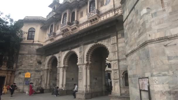 Udaipur, India - November 12, 2019: tourists relax in the shade of the building — 비디오