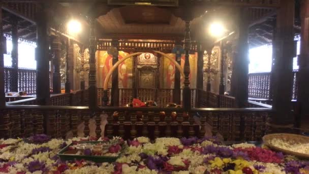 Kandy, Sri Lanka, November 25, 2019, Sri Dalada Maligawa room with flowers in the temple — Stok video