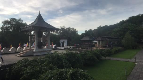 Kandy, Sri Lanka, 20 de noviembre de 2019, Sri Dalada Maligawa temple grounds with tourists — Vídeos de Stock