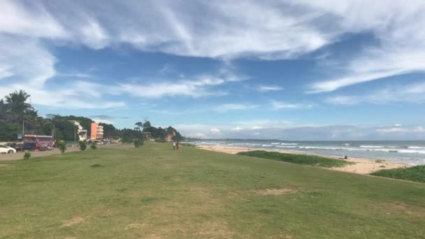 マタラ,スリランカ, 2019年11月25日,海の近くの緑の芝生の上の観光客 — ストック動画