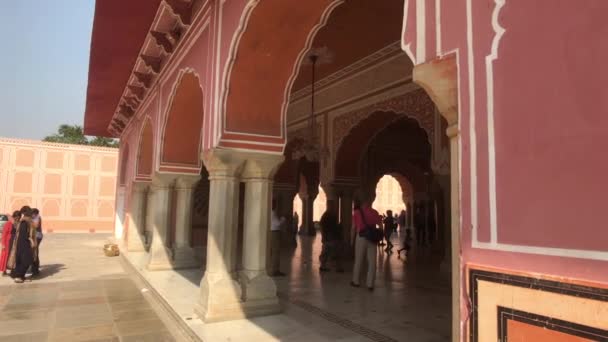 Jaipur, India - November 04, 2019: Η ομάδα των τουριστών του City Palace στέκεται και μιλά στην αίθουσα μέρος 2 — Αρχείο Βίντεο