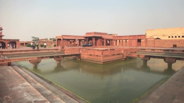 Fatehpur Sikri, Indie - 15. listopadu 2019: Opuštěné městské turisty vyfotit pozůstatky z minulé éry část 3 — Stock video