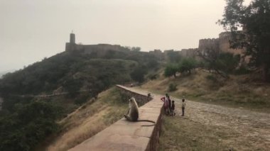 Jaipur, Hindistan - 3 Kasım 2019: Jaigarh Kale Duvarı Turistlerle Bölüm 3