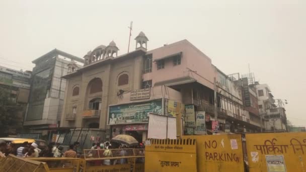 New Delhi, India, November 11, 2019, tourists walk down the street where repairs are underway — ストック動画