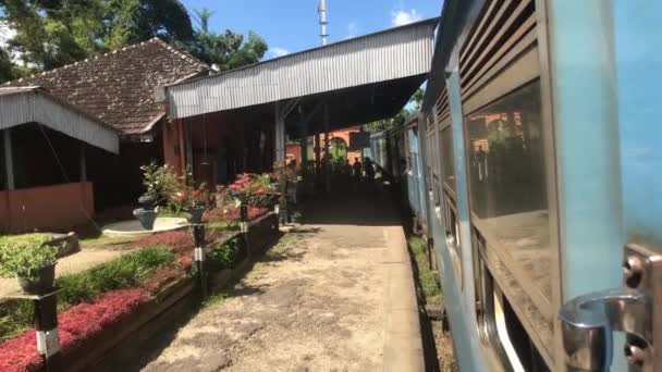 Ella, Sri Lanka, November 23, 2019, train station with tourists — Stock Video