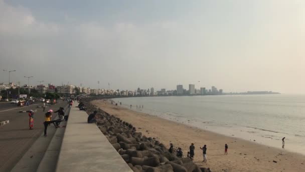 Mumbai, India - 10 de noviembre de 2019: Los turistas de Marine Drive caminan por el terraplén parte 11 — Vídeos de Stock